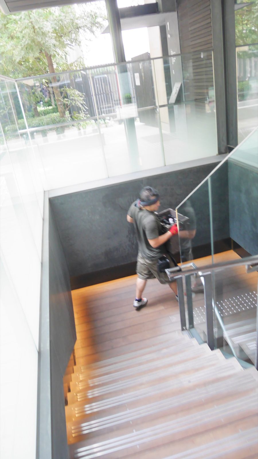 建物の階段を荷物を持って降りるところ