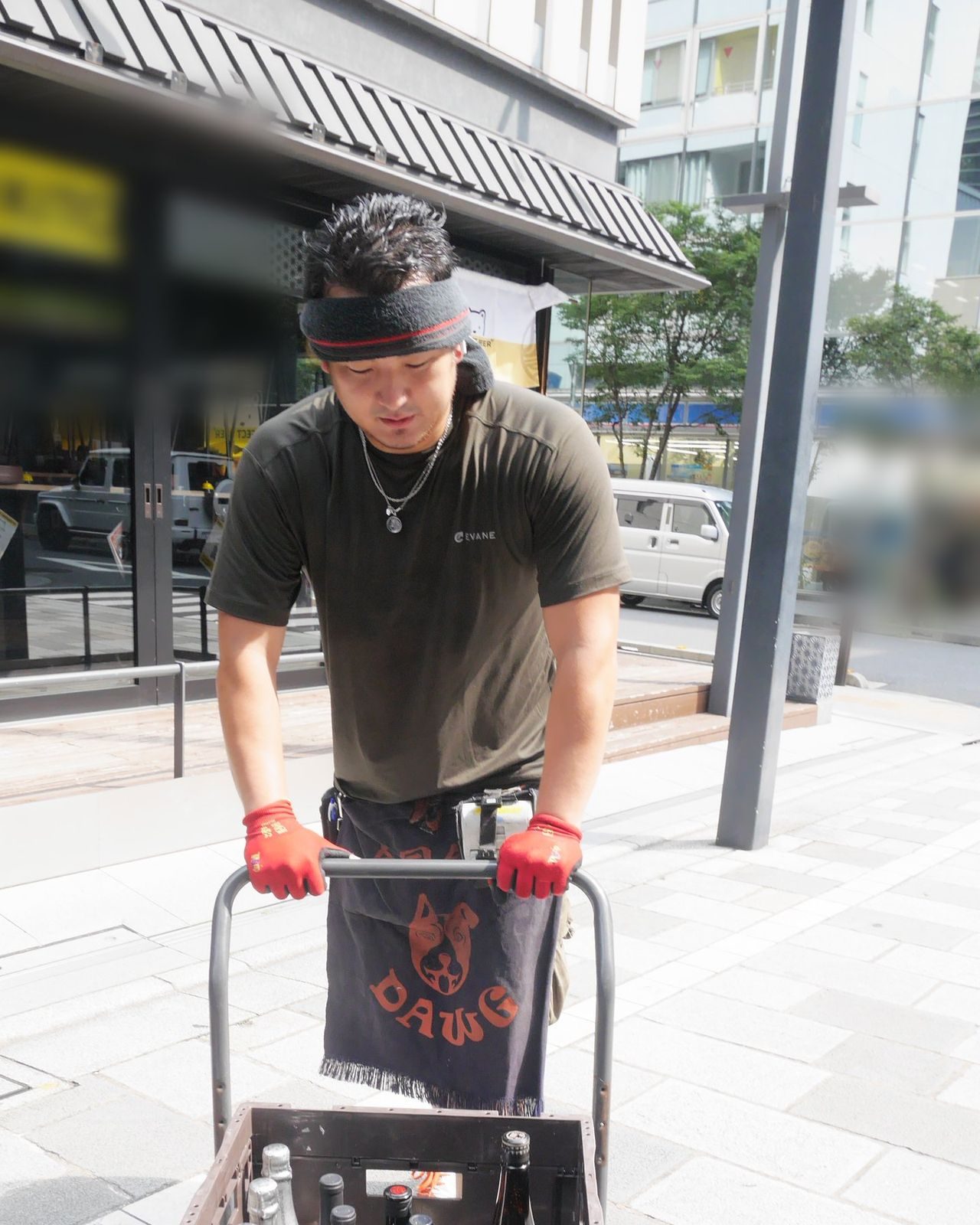 台車で荷物を運ぶところ