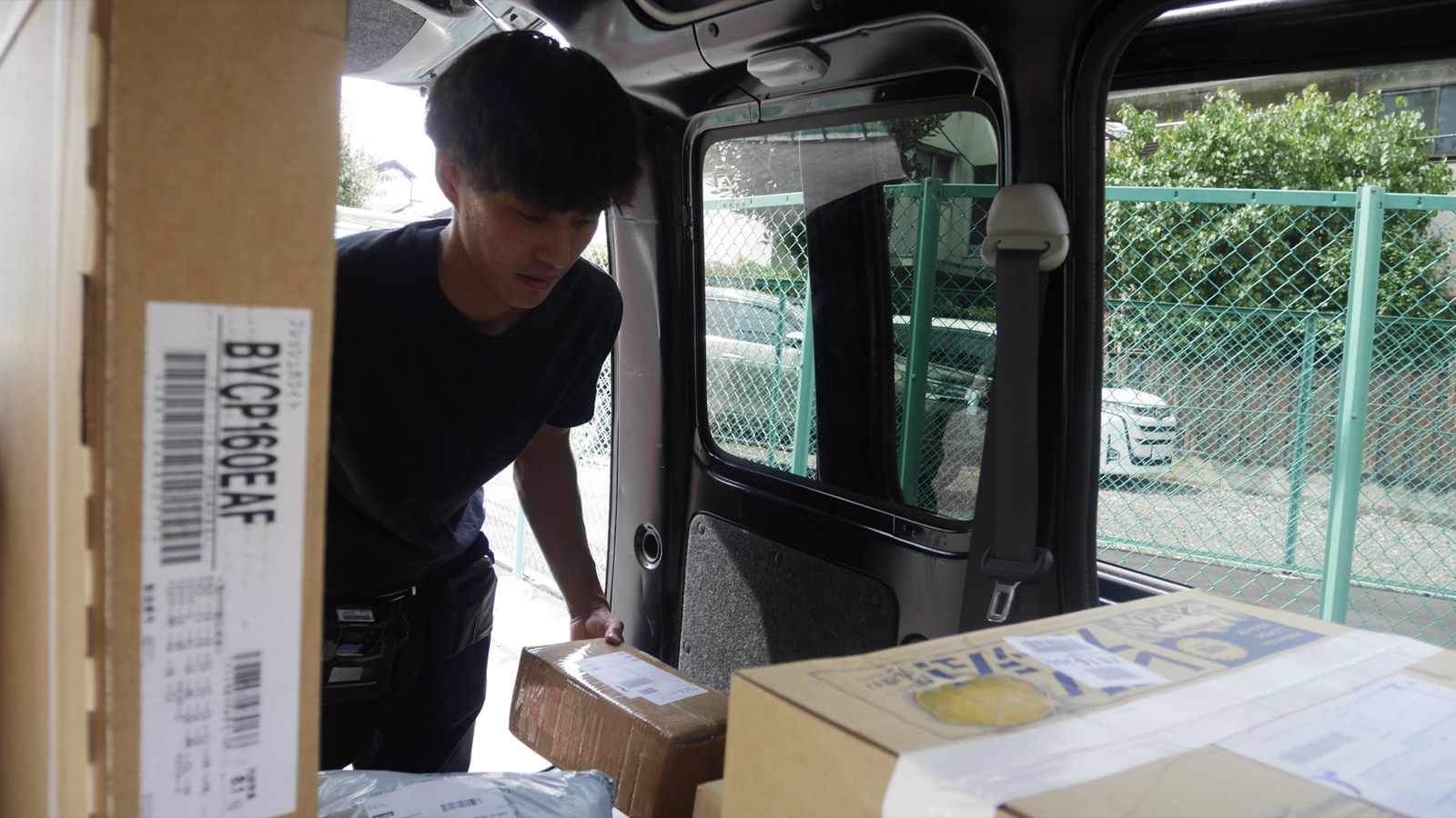 荷室から荷物を出すところ