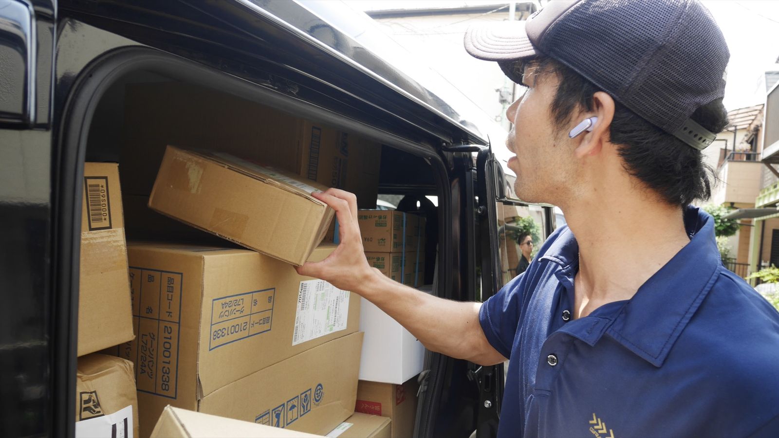 積み荷を一つずつ確かめる手元