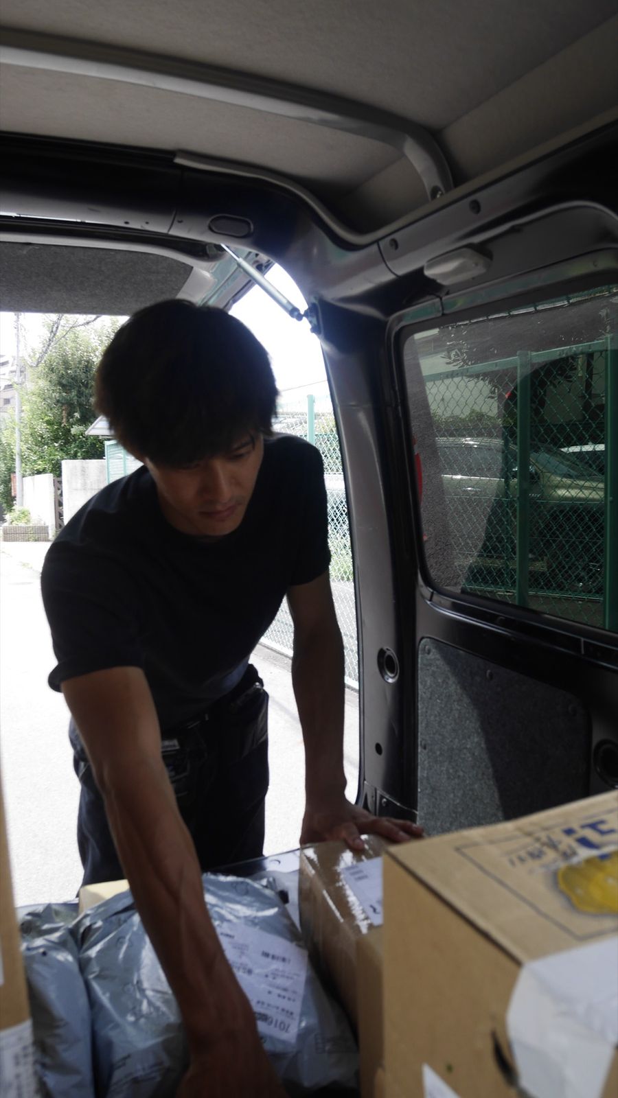 荷物を両手で持ち上げるところ