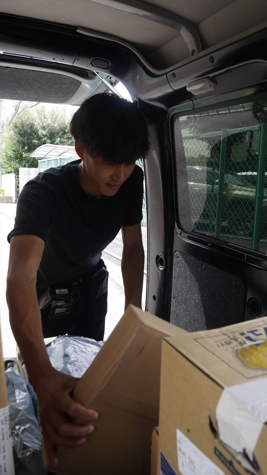 荷室から荷物を持ち上げるところ