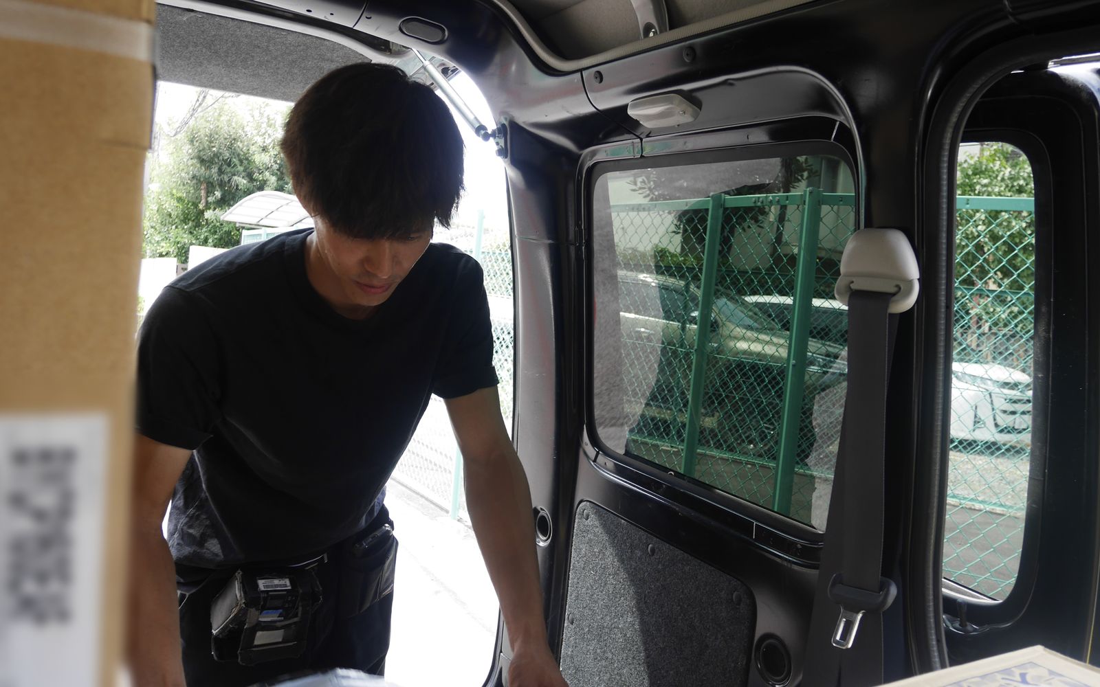 荷室の横で荷物を扱うところ